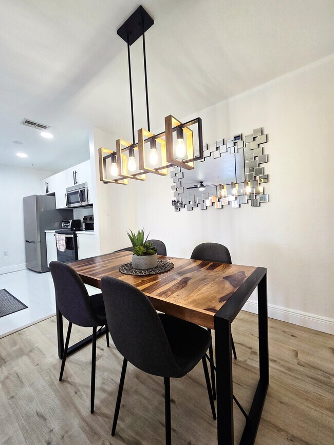 Photo - 5447 Vineland Rd Unidad 1211