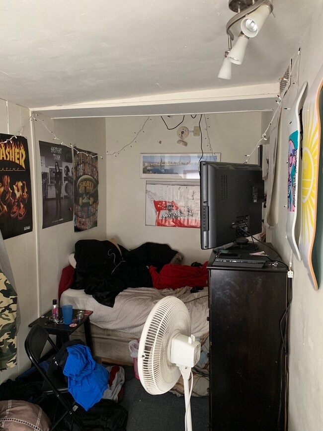 Bedroom - 622 Erie St SE
