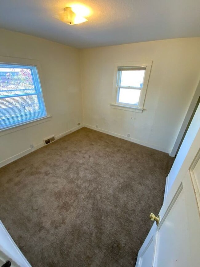 Photo - Available NOW!!! University Place HOME! 3bdr 2 bath