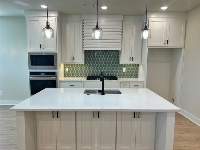 Photo - 970 Moksha St