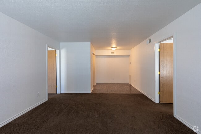 Sala de estar y comedor - American Village Apartments