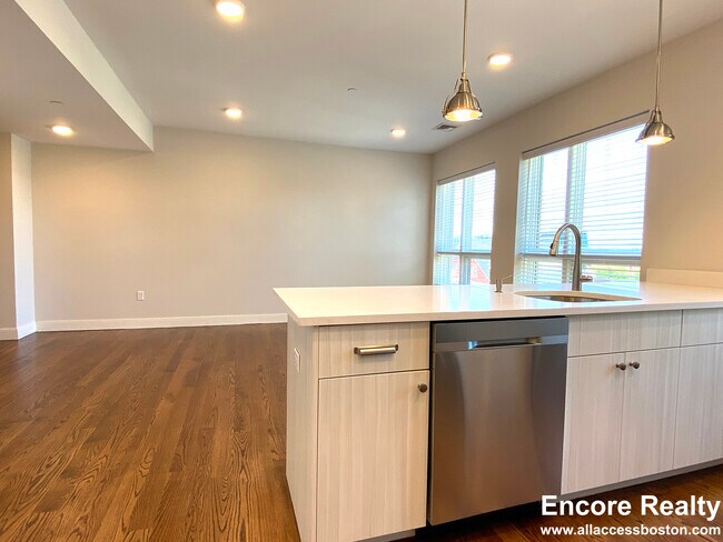 1 Everett Sq Unidad 204