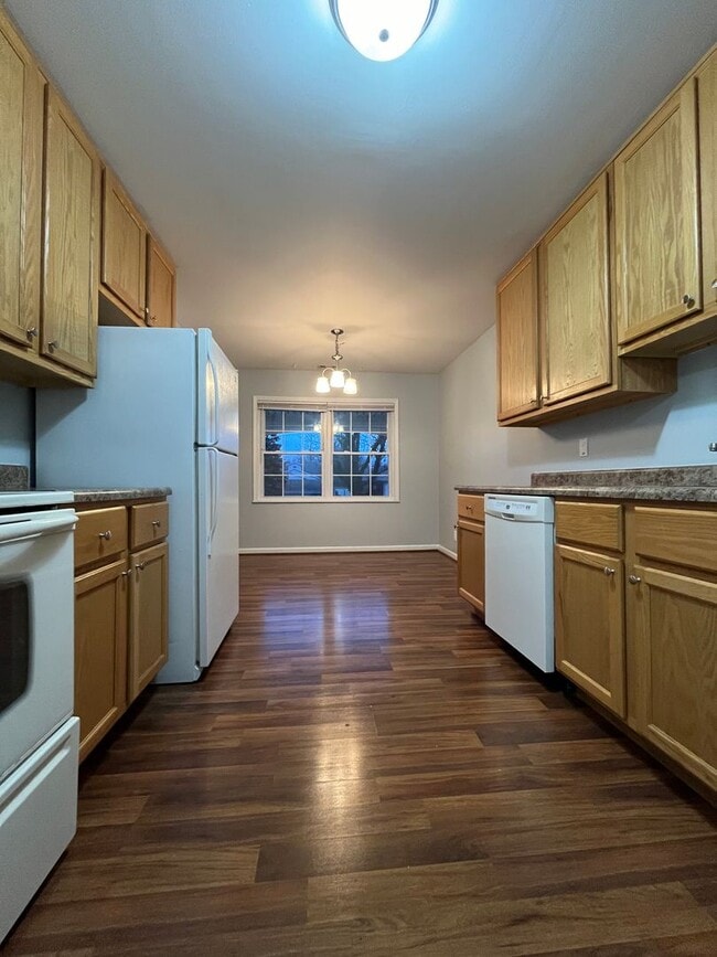 Building Photo - Check out this spacious 2 Bed/1.5 Bath Unit 7