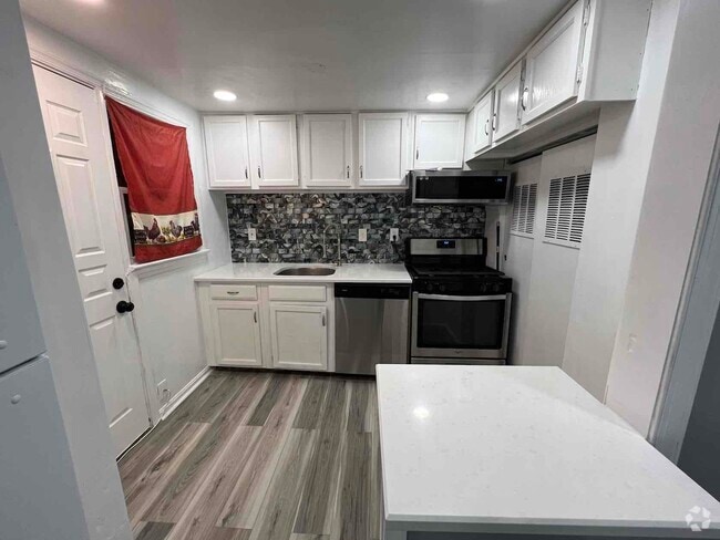 Building Photo - 2537 Iverson St Rental