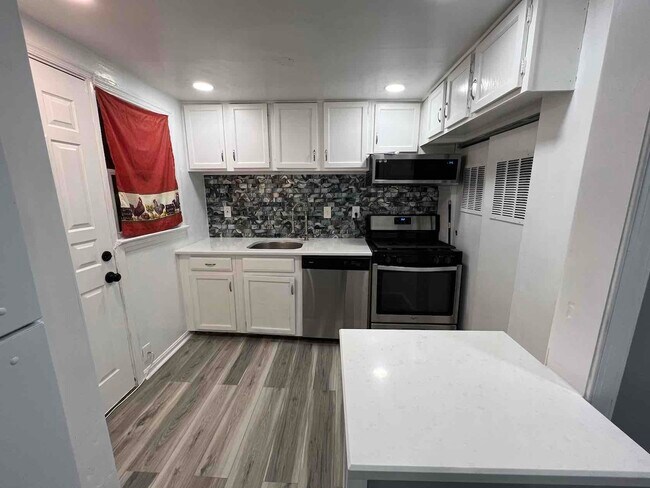 Building Photo - 2537 Iverson St Rental