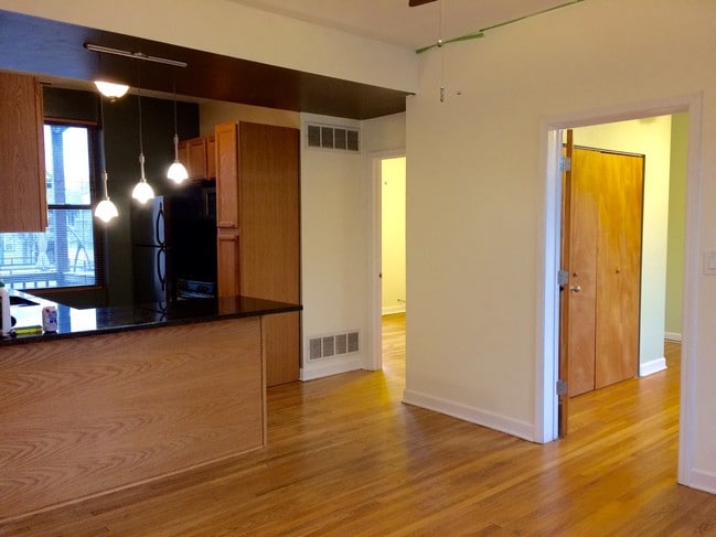 Vista de la sala de estar hacia la cocina - 1952 W George St Unidad 2