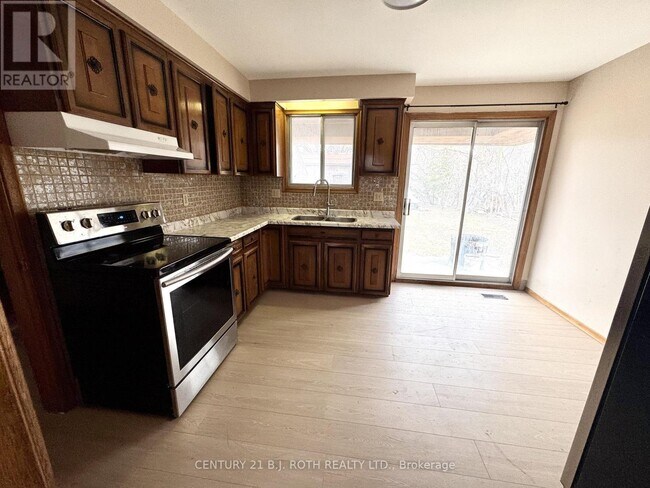 Photo - 915 Taunton Rd E