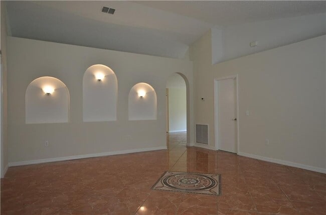 Photo - Available Now 3br 2b