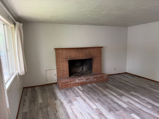 Photo - 3 bedroom 1 bathroom house in Springfield!