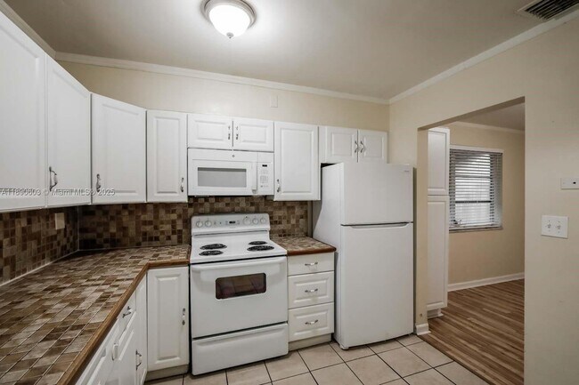 Photo - 7944 Meridian St