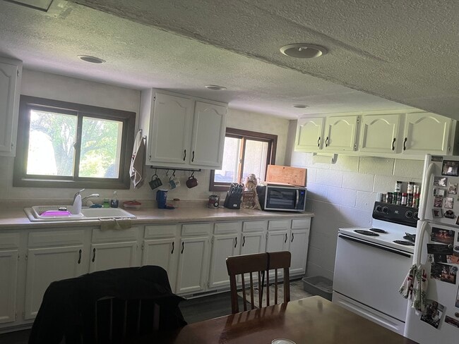 Building Photo - 503 Elm St Unit 3 Rental