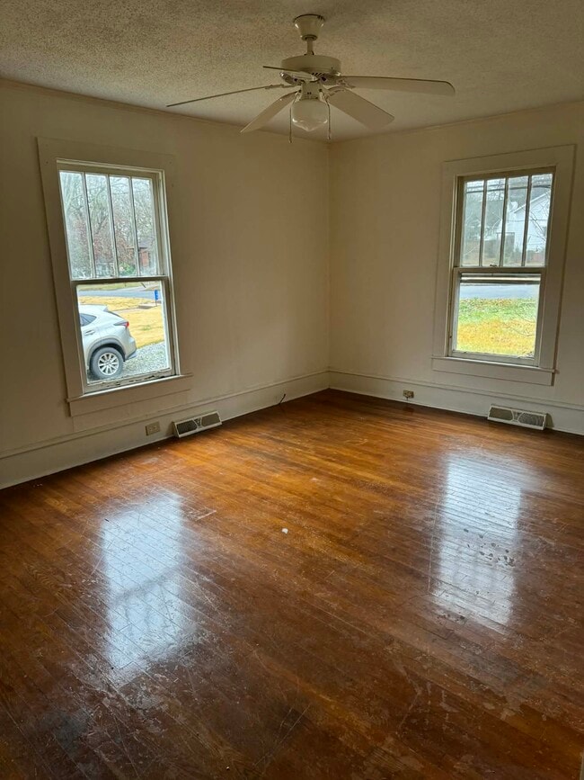 Photo - 147 Courtland St