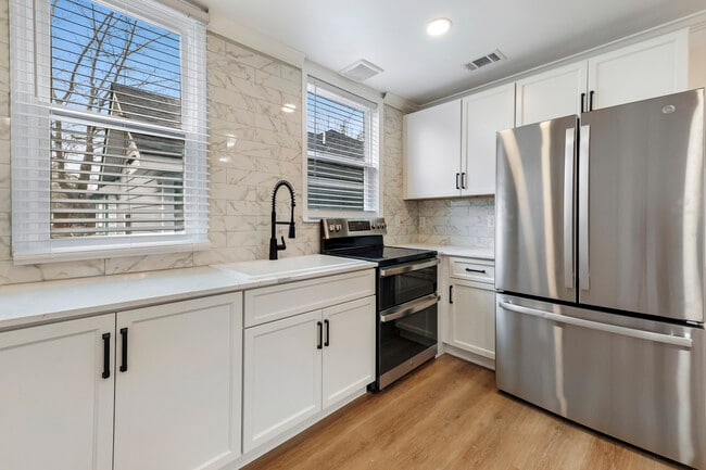 Photo - 711 W 44th St Unit 1