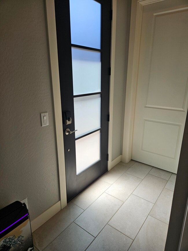 Entrada interior - 1332 E La Mirada Dr