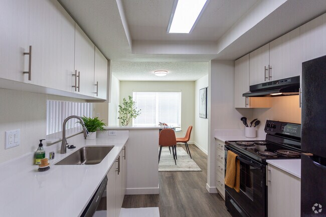 1BR, 1BA - 693 SF
