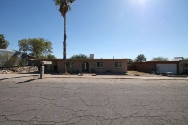 Building Photo - Spacious 4bd/2ba Featuring Central A/C and Large Private Yard