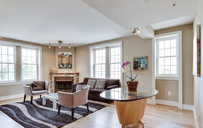 Building Photo - Exceptional 2BR/2BA corner unit with lovely city views. Ready mid-March!