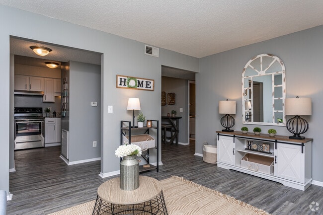 2BR, 2BA - 905 SF
