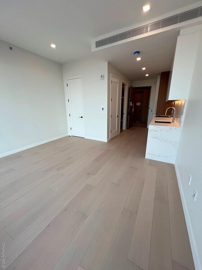 Photo - 35-32 Leavitt St Unidad 11M