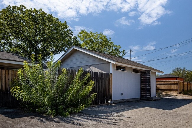 Building Photo - Miller Dr 212-214 Unit 214