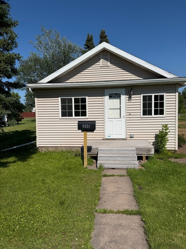 Building Photo - AVAILABLE Immediately - 2 Bedroom, 1 Bath Huge Yard