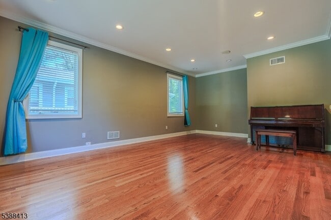 Photo - 567 Mountain Ave