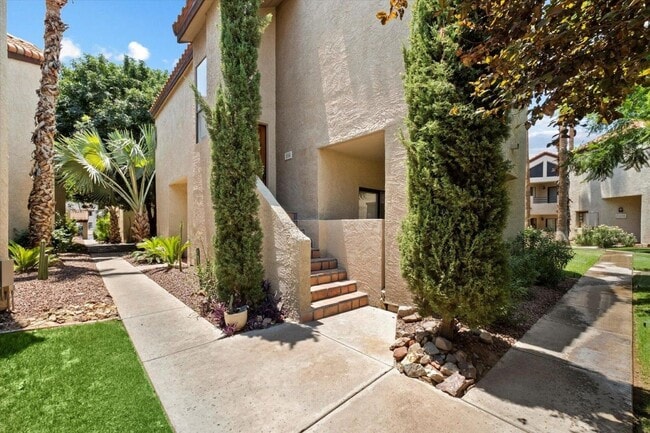 Building Photo - 10301 N 70th St Rental