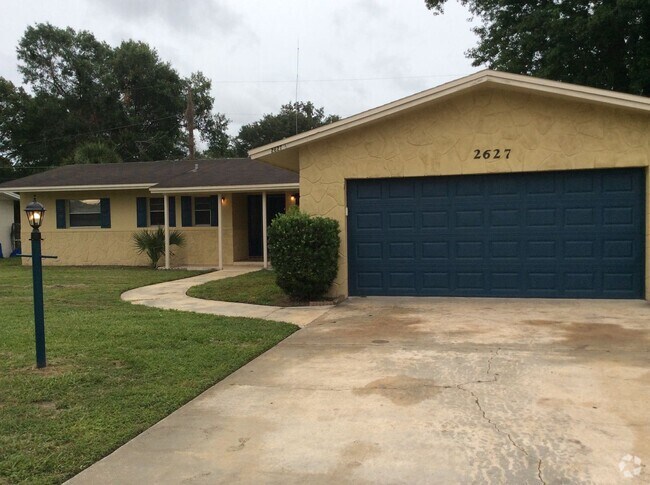 Building Photo - Large Home  fenced in back yard