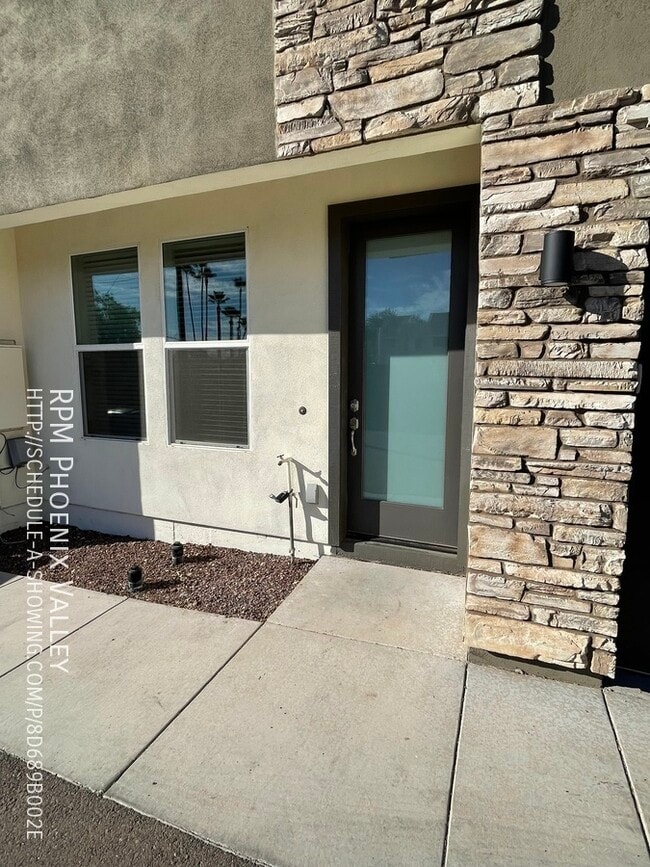 Like New 3/2.5 Townhome, Private Backyard For Rent in Phoenix, AZ