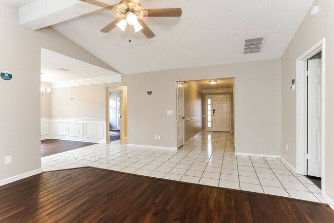 Photo - 8051 Mactavish Way W
