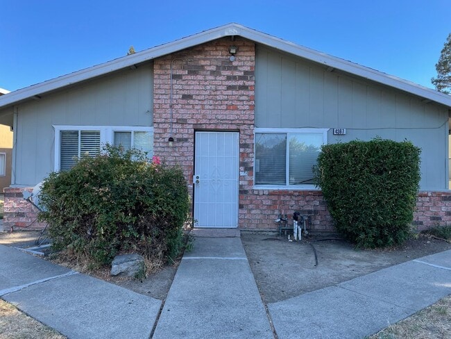Building Photo - Charming 2-Bedroom Duplex in Sacramento – ... Rental