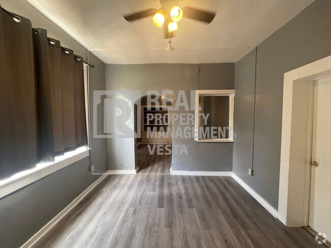 Building Photo - Charming One Bedroom Apartment Unit B