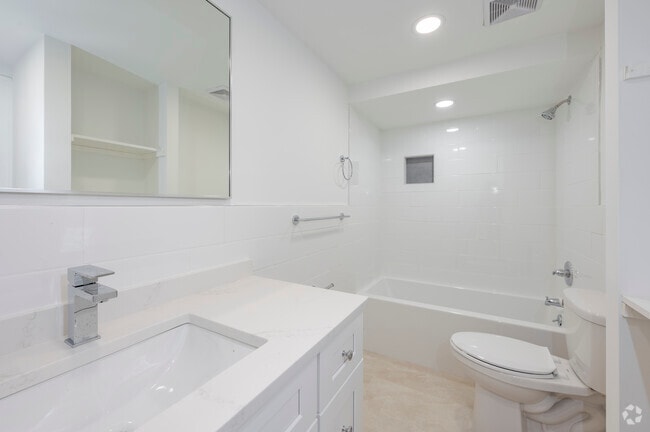 Studio - 513SF - Bathroom - Putnam Green