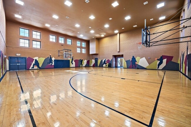 Cancha de baloncesto en Los Brisas Apartments en Round Rock, Texas - Las Brisas Apartment Homes