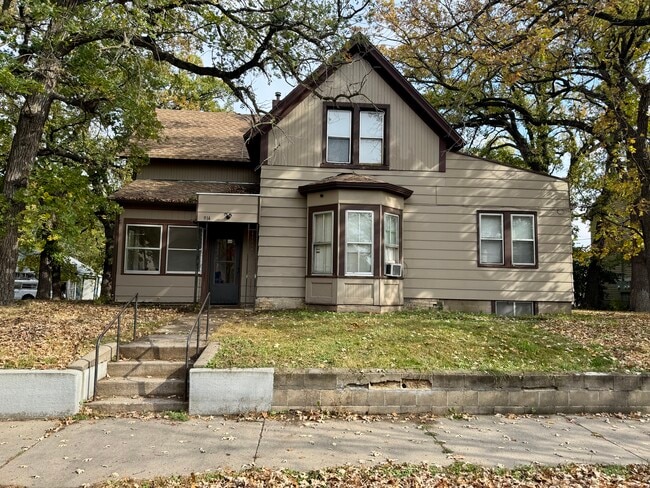 Building Photo - 914 8th Ave S Unit 1