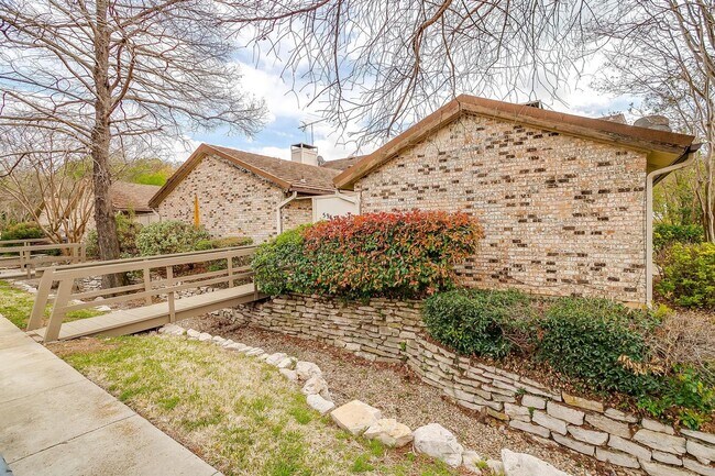 5947 Chimney Wood Cir