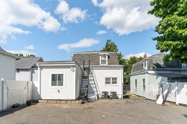 Building Photo - 102 Jaques St Unit 2