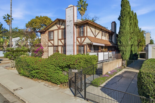 Exterior - 1348 N Orange Dr Unidad #4