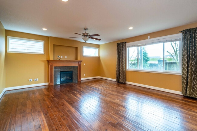 Photo - 3+ Bedroom 2.5 Bath with Office and Bonus Room - Indoor Play Structure - North Salmon Creek