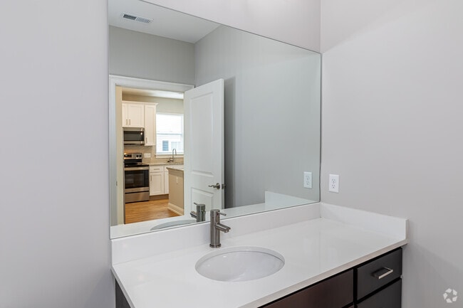 1BR, 1BA - 882SF - Bathroom