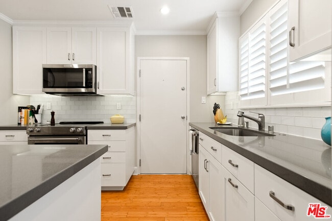 Photo - 1525 Hayworth Ave Unit 206