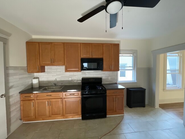 Photo - 653 Jefferson Ave Unidad 2nd fl