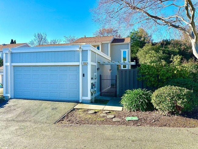 Building Photo - Virginia Hills-3 Bedroom, 2 Bath, Townhome with Garage and Pool