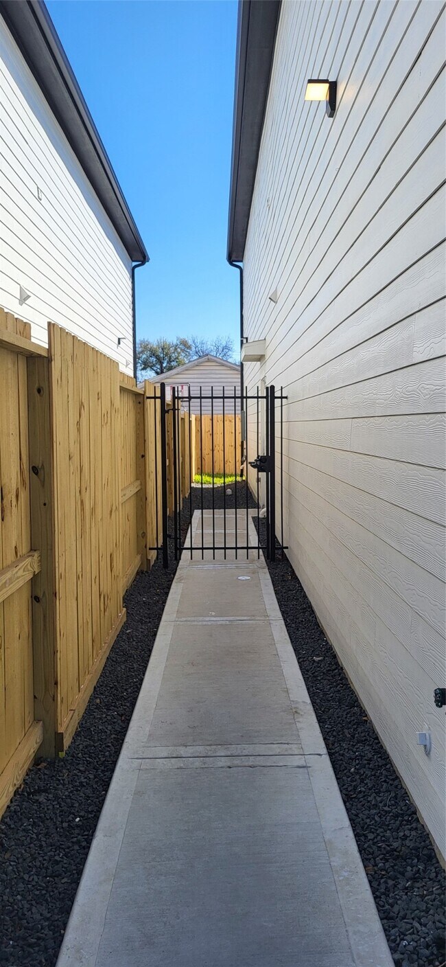 Photo - 1033 North Ln Unit B