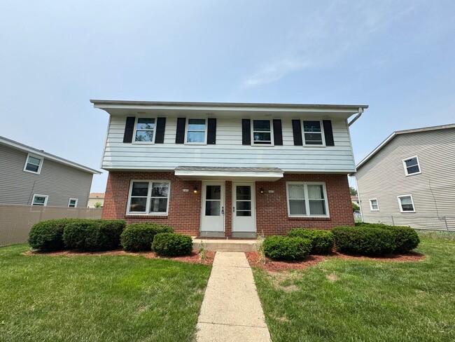 Building Photo - Your new Townhouse Awaits! 3 Bed / 1.5 Bat...