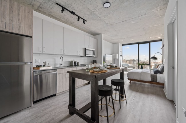 Building Photo - 468 W Chicago Ave