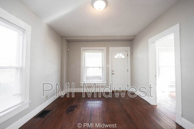 Photo - 323 W 40th St
