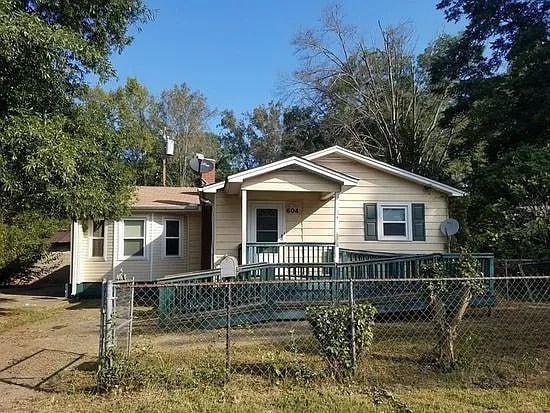Building Photo - 2 Bedroom 1 bathroom Rental