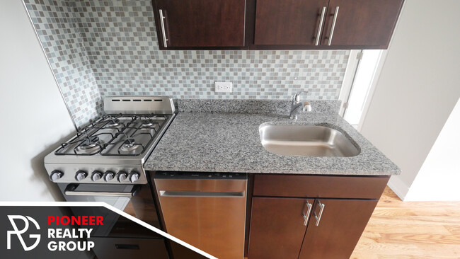 Building Photo - 910 W George St Unit 3