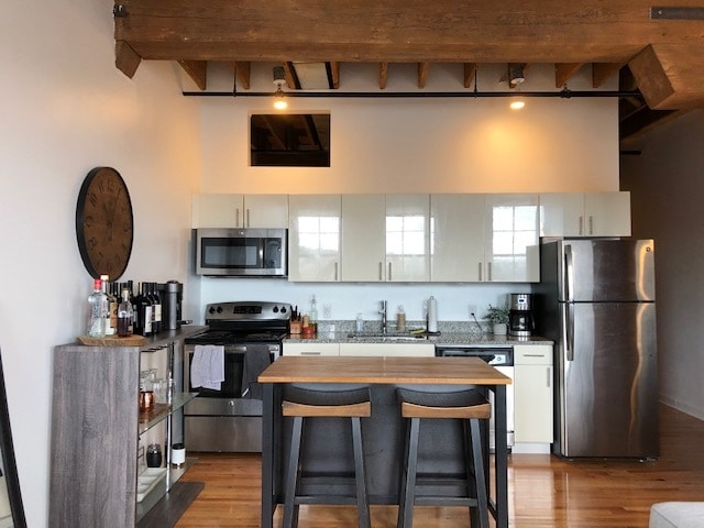 402 KITCHEN